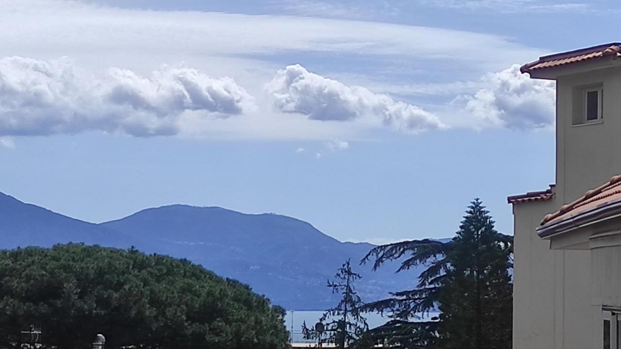 Апартаменти Sakura House Near Vesuvius, Herculaneum And Pompeii Free Parking Торре-дель-Греко Екстер'єр фото
